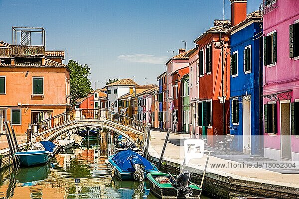 Insel Burano mit ihren bunten Fischerhäusern an Kanälen in der Lagune von Venedig  Venetien  Italien  Venedig  Venetien  Italien  Europa