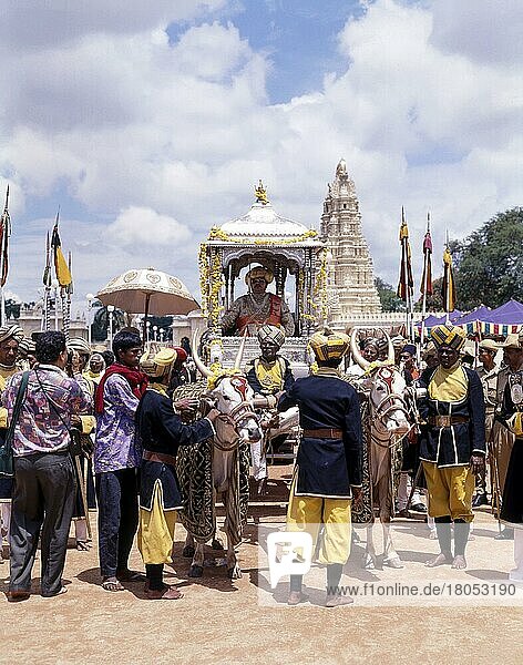 Mysore 26. Maharadscha von Srikantadatta Narasimharaja Wadiyar sitzend im Chariot während der Dussera-Prozession auf dem Gelände des Mysore-Palastes  Karnataka  Indien  Asien