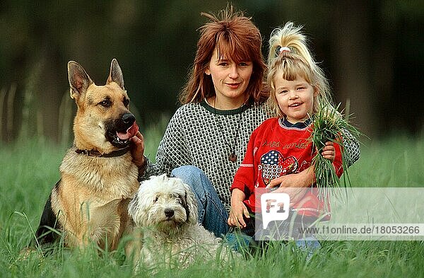 Junge Frau und Mädchen mit Deutschem Schäferhund und Mischlingshund  Schäferhund