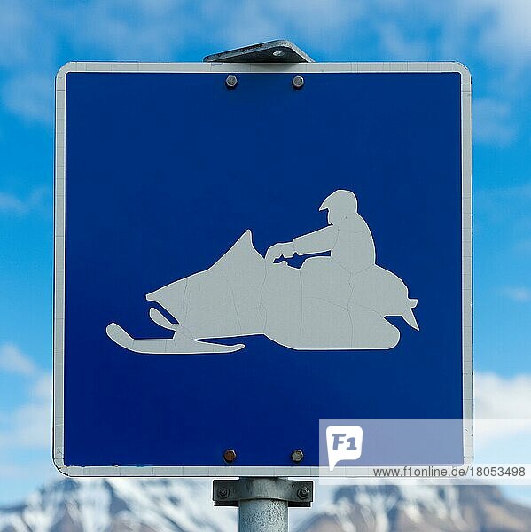 Schneemobil-Warnwegweiser  Longyearbyen  Insel Spitzbergen  Svalbard Archipelago  Norwegen  Europa