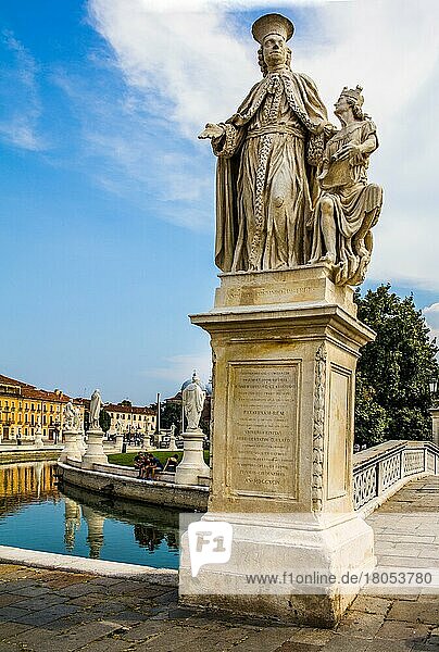 Andrea Memmo  Prato della Valle  mit Steinfiguren  die berühmte Bürger der Stadt  größter Innenstadtplatz in Europa  Padua  Schatzkammer im Herzen Venetiens  Italien  Padua  Venetien  Italien  Europa