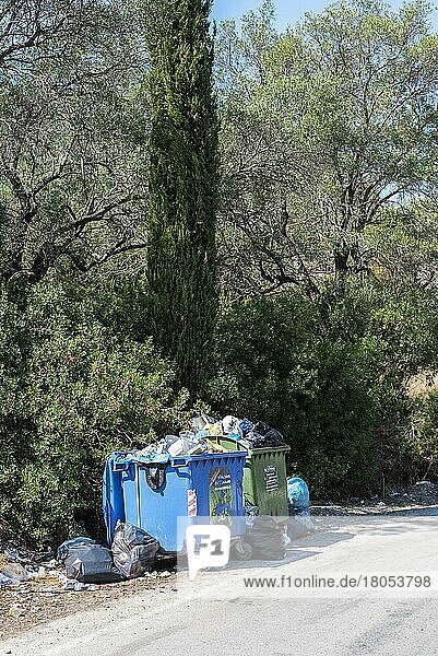 Müllcontainer  Müllsäcke  Insel Korfu  Ionische Inseln  Griechenland  Europa