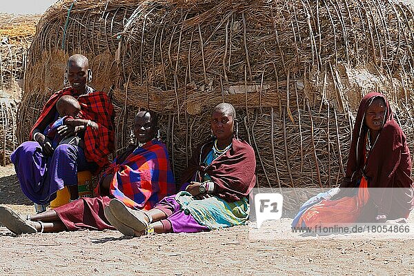 Massai-Frauen  Hütte  Kinder  Tansania  Afrika