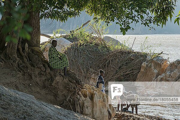 Madagassische Frauen am Ufer des Flusses Mananbolo  Bekopaka  Provinz Majunga  Madagaskar  Afrika