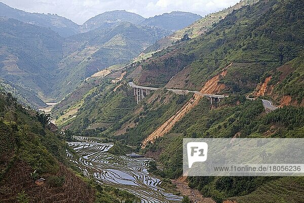 Chinesische Schnellstraße und terrassierte Reisfelder am Hang in der Provinz Yunnan  China  Asien