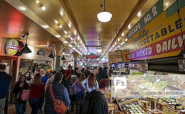Menschen in einer Markthalle  Verkaufsstand mit Gemüse  Public Market  Farmers Market  Pike Place Market  Seattle  Washington  USA  Nordamerika