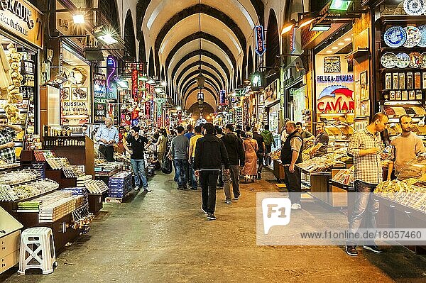 Großer Basar  überdachte Gassen  Istanbul  Türkei  Bazaar  Asien