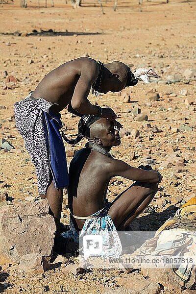 Himbamann  männer  Haare schneiden  Kaokoveld  Namibia  Afrika