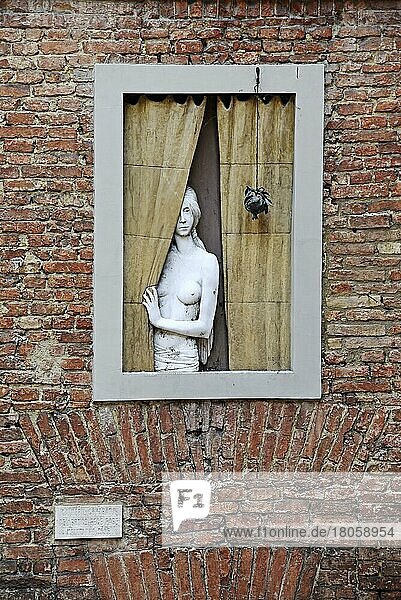 Nackte Frau  Fenster  Skulptur  Kunstobjekt  Kunst  Siena  Toskana  Italien  Europa