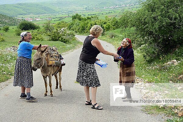 Frauen mit Hausesel  Nationalpark Prespa  Albanien  Europa