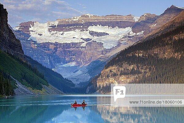Touristen im roten Kanu auf dem Gletschersee Lake Louise mit Victoria-Gletscher  Banff National Park  Alberta  Kanada  Nordamerika