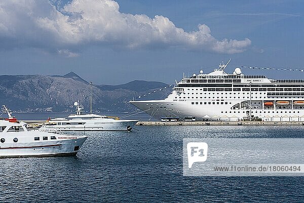 Kreuzfahrtschiff  Fährschiff  Hafen  Kerkyra  Insel Korfu  Ionische Inseln  Griechenland  Europa