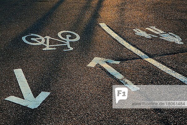 Fahrradweg  Fussgangerweg  Kennzeichnung  Asphaltmarkierung  Schweden  Europa