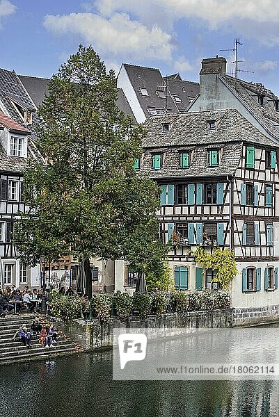 Fachwerkhäuser und Restaurants entlang der Ill im Viertel Petite France der Stadt Straßburg  Elsass  Frankreich  Europa