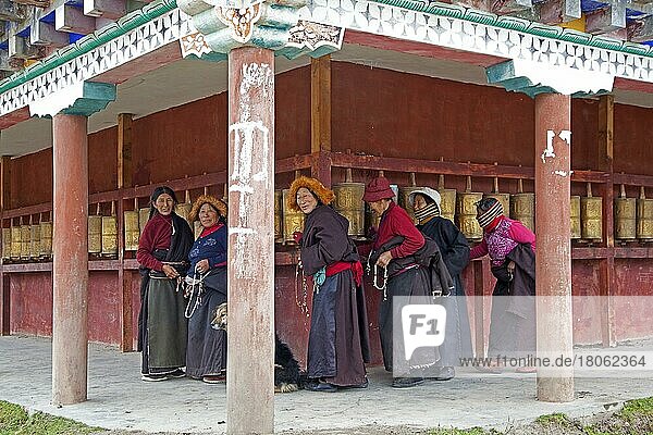 Tibetische Frauen drehen Gebetsmühlen in dem Dorf Zhuqing  Provinz Sichuan  China  Asien
