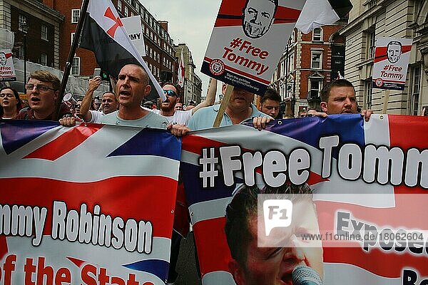 Tommy-Robinson-Demonstranten protestieren in Central London in der Nähe der Downing Street  London  England  Großbritannien  Europa