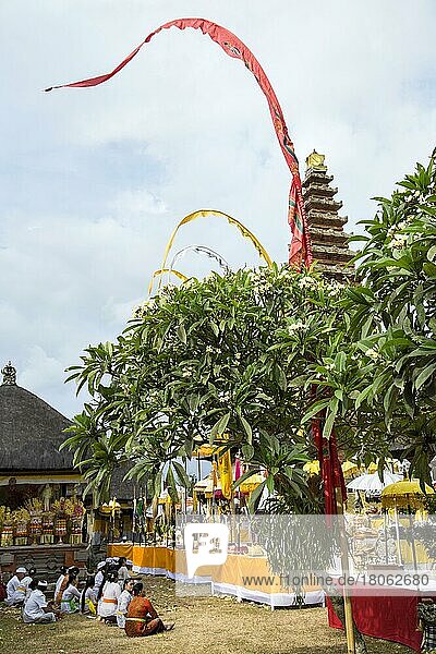 Religiöse Zeremonie im Pura Sada-Tempel  Mengwi  Bali  Indonesien  Asien