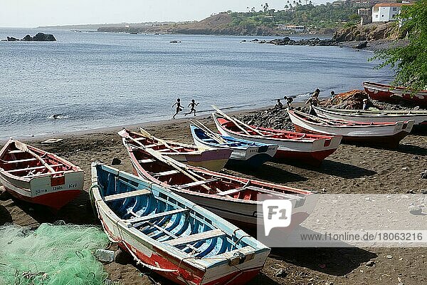 Strand  Fischerboote  spielende Kinder  Cidade Velha  Insel Santiago  Ilhas de Sotavento  Kapverdische Inseln  Kap Verde  Afrika