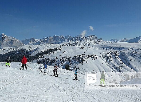 Skiers  Pralongia ski slope  Piz Lavarela mountain range  Val Badia  Dolomites  Italy  Europe