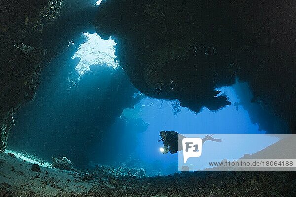 Taucher in Unterwasserhöhle  Cave Reef  Rotes Meer  Ägypten  Afrika