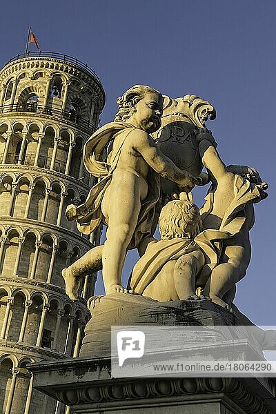 Schiefer Turm von Pisa  Torre pendente di Pisa  mit Statue La Fontana dei Putti di Pisa  Pisa  Toskana  Italien  Europa