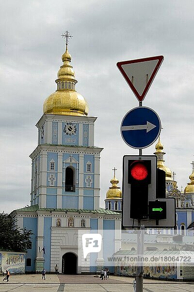 Goldene Torkirche  St. Michaelskloster  Ampel  Verkehrsschild  Michaelsplatz  Kiew  Ukraine  Europa