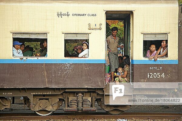 Birmesische Passagiere in einem Wagen der normalen Klasse eines alten britischen Zuges in Myanmar