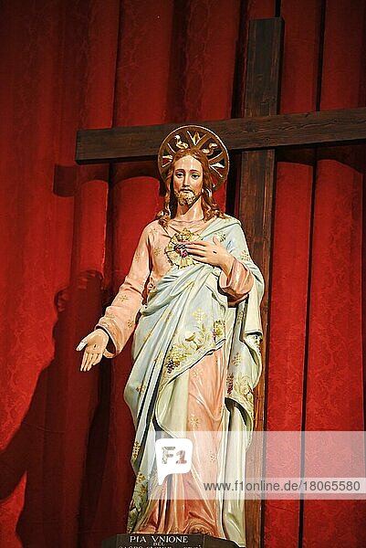 Jesus  Skulptur  Kreuz  Herz  Symbol  Santa Maria degli Angeli  Basilika  Kirche  Assisi  Perugia Provinz  Umbrien  Italien  Europa