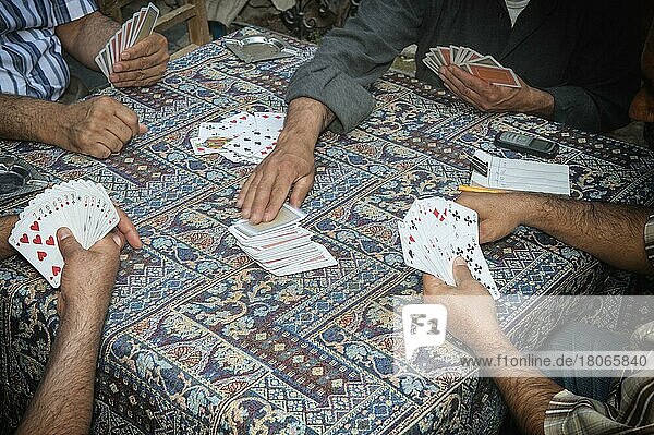 Männer spielen Karten  Urfa  Türkei  Sanliurfa  Asien