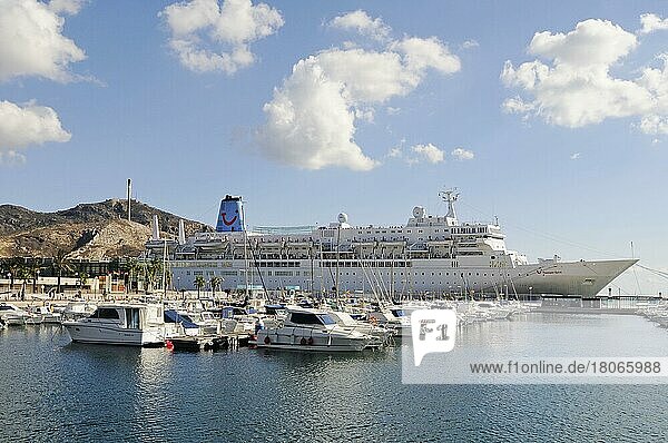 Kreuzfahrtschiff  Boote  Hafen  Cartagena  Costa Calida  Region Murcia  Spanien  Europa
