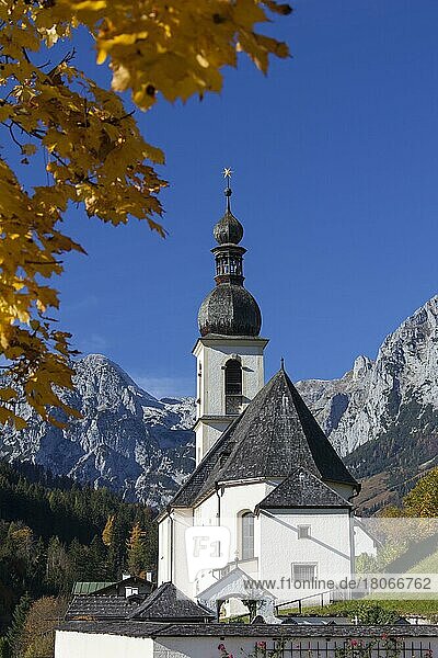 Kirche St. Sebastian  mit der Reiter Alpe im Hintergrund im Herbst bei Ramsau  Berchtesgaden  Bayern  Deutschland  Europa