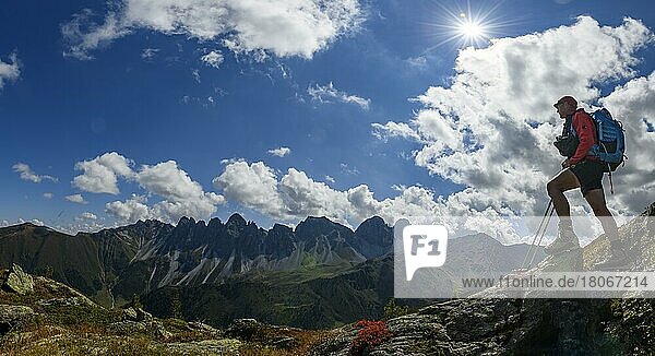 Bergsteiger im Vordergrund vor Gipfelpanorama der Kalkkögel im Gegenlicht  mit dramatischen Wolken  Sellrain  Innsbruck  Tirol  Österreich  Europa
