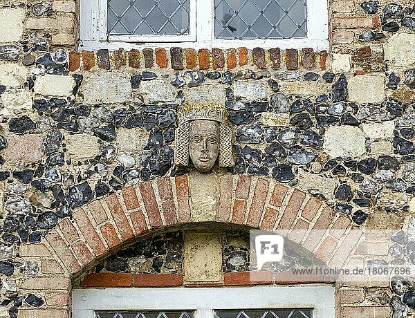 Geschnitztes Gesicht und Kopf einer Tudor-Figur  Schloss Framlingham  Suffolk  England  UK  Königin oder Prinzessin mit Krone