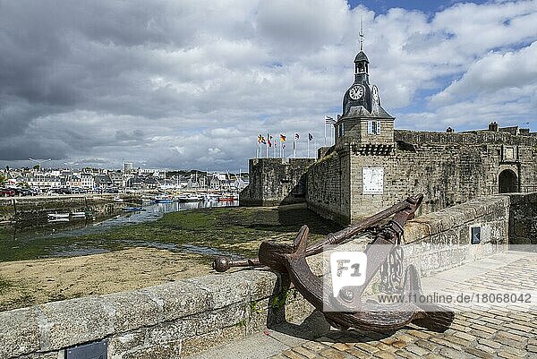 Alter Anker und Glockenturm am Eingangstor zur mittelalterlichen Ville Close in Concarneau  Finistère  Bretagne  Frankreich  Europa