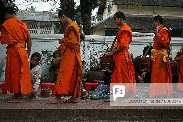 Mönche  Luang Prababg  Laos  Asien