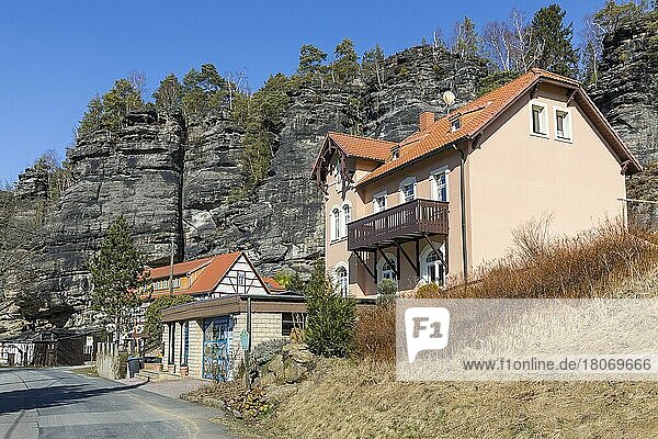 Typische Häuser im Ortsteil Schweizermühle  im Hintergrund die Felsen Kleine Bastei und Berthablick  Bielatal  Sächsische Schweiz  Sachsen  Deutschland  Europa