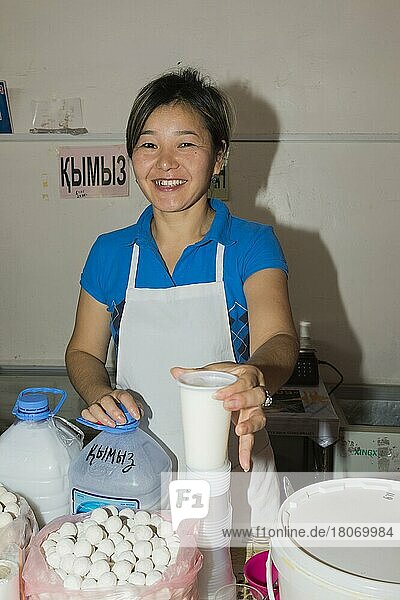 Kasachische Frau verkauft Kumis aus Stutenmilch  Samal Bazar  Shymkent  Südregion  Kasachstan  Zentralasien  Nur für redaktionelle Zwecke  Asien