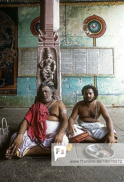 Priester im Korridor des Vaitheeswaran-Tempels  Tempel für den Planeten Mars  Tamil Nadu  Indien  Asien