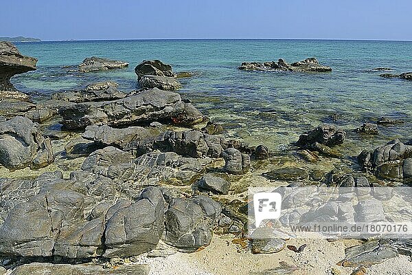 Strand mit Kalksteinfelsen  Koh Khai Island  Thailand  Asien
