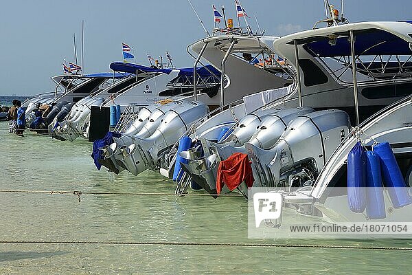 Boote für Touristen  Koh Khai Island  Thailand  Asien