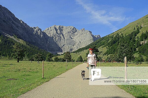 Frau mit Zwergschnauzer  schwarz-silber  Großer Ahornboden  Alpenpark Karwendel  Engtal  Tirol  Engalm  Wanderin  Schnauzer  Österreich  Europa