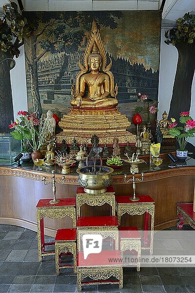 Buddha-Statue auf einem Altar in einem Gebetsraum des buddhistischen Kloster Brahma Vihara  Banjar  Nordbali  Bali  Indonesien  Asien