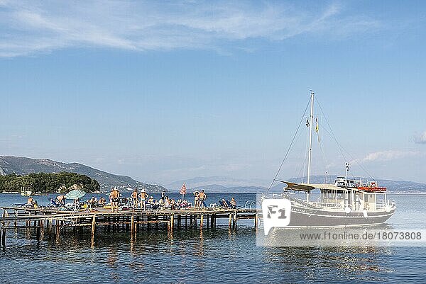 Bootssteg  Badesteg  Ausflugsboot  Dassia  Insel Korfu  Ionische Inseln  Mittelmeer  Griechenland  Europa