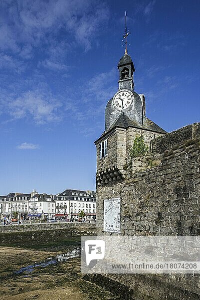 Glockenturm am Eingangstor zur mittelalterlichen Ville Close in Concarneau  Finistère  Bretagne  Frankreich  Europa