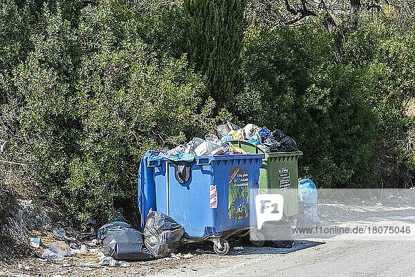 Müllcontainer  Müllsäcke  Insel Korfu  Ionische Inseln  Griechenland  Europa