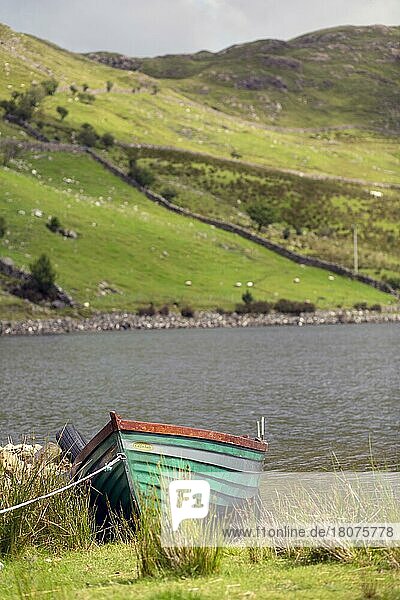 An einem See im Westen Irlands vertäutes Boot. Grafschaft Galway  Irland  Europa