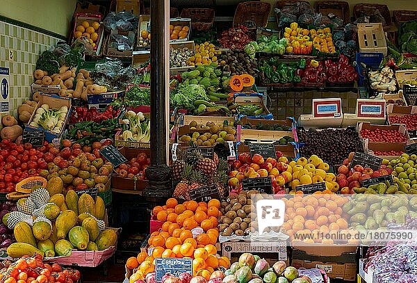 Obst- und Gemüsestand  Markthalle  Mercado de Nuestra Señora de África  Santa Cruz de Tenerife  Teneriffa  Kanarische Inseln  Spanien  Europa