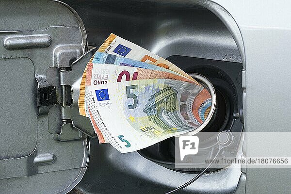 Symbolbild  teuer Spritpreis  Tankeinfüllstutzen  Auto  Diesel  Benzin  Geldscheine  Euro  Deutschland  Europa