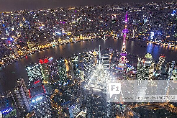 Blick über das Finanzviertel Pudong bei Nacht  Shanghai  China  Asien