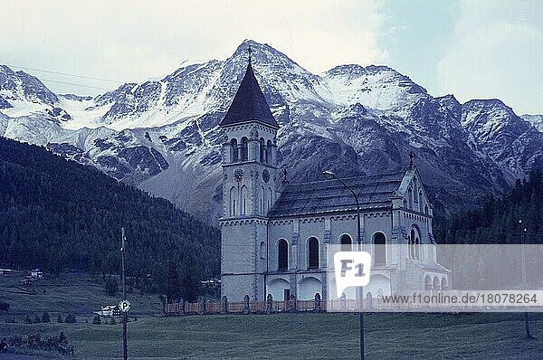 Die Kirche von Sulden  Ortler Alpen  Sulden  Stilfs  Autonome Provinz Bozen  Südtirol  Italien  Sakralbau  Siebziger Jahre  70er Jahre  Europa
